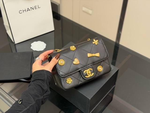 无盒 Chanel25K还是逃不过蝴蝶结 穿上就是香奈儿小公举 法式的精致慵懒说的就是这件了 蝴蝶结包包也是打脸现场 比想象的更有时髦感 Jennie外套没有感