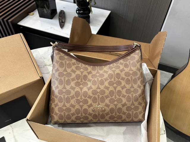 配飞机盒 复刻版 Size：31*23Cm 蔻驰新款Laurel流浪包真的绝美 随性慵懒轻松拿捏 一长一短两条肩带 单肩斜挎手提腋下背 都可以随意百搭 内部有带