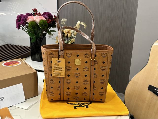 中号 Size:26.25Cm Mcm 新款购物袋 升级版拉链款Shopper 改变后的[它 你是否更爱它了! 原单!青岛出品! 中号 Size:26.25Cm Mcm 新款购物袋 升级版拉链款Shopper 改变后的[它 你是否更爱它了! 原单!青岛出品!