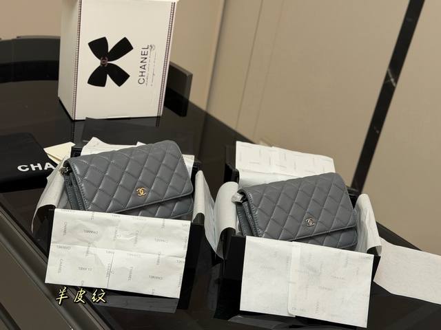 配折叠盒飞机盒 Size ：19*12Cm 香奈儿经典发财包 Woc 品质很不错！ 包包有卡位 有暗袋！很实用！