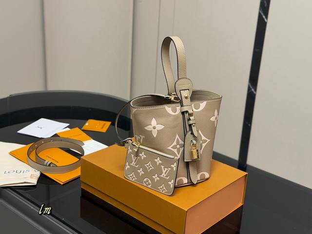 配折叠盒 Lv中古包又一位当红炸子鸡来咯 一只看似中古中矩却又有点标新立异的包。 水桶包 尺寸:18.17Cm