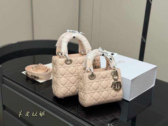 配折叠盒 尺寸：20*18Cm 17*13Cm 高品版.升级出货 迪奥 戴妃羊皮纹 每个颜色真的太好看啦 是不是都需要它！