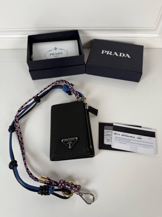 p家火爆鹿皮革挂绳式卡包和证件夹,型号2Mc114,尺寸:11.5Cm*8Cm男女通用款,原单品质,进口摔纹皮+进口纳柏皮制作,可放卡可放,可灵活拆卸,搭配彩色 p家火爆鹿皮革挂绳式卡包和证件夹,型号2Mc114,尺寸:11.5Cm*8Cm男女通用款,原单品质,进口摔纹皮+进口纳柏皮制作,可放卡可放,可灵活拆卸,搭配彩色