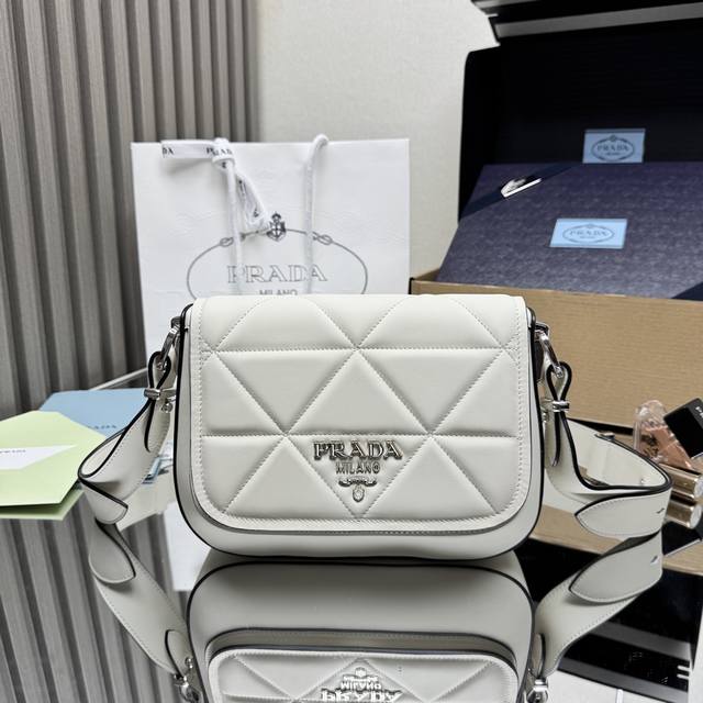 顶级原单 p家新款女包1Bd283到货这款翻盖女包采用进口小牛皮,纯手工菱形绣花图案设计,显得格外独特大气,内进口羊皮,单肩背和斜跨多种背法这种非常士女化的计设 顶级原单 p家新款女包1Bd283到货这款翻盖女包采用进口小牛皮,纯手工菱形绣花图案设计,显得格外独特大气,内进口羊皮,单肩背和斜跨多种背法这种非常士女化的计设