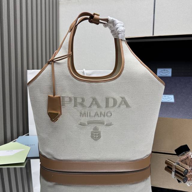 顶级原单 大号 专柜最新款亚麻帆布包1Bg472到货啦春夏秋冬通用最新款帆布手拎包正面标志性Logo图案配有一个小吊牌,配撞色牛皮和进口帆布设计显得格外时尚亚麻 顶级原单 大号 专柜最新款亚麻帆布包1Bg472到货啦春夏秋冬通用最新款帆布手拎包正面标志性Logo图案配有一个小吊牌,配撞色牛皮和进口帆布设计显得格外时尚亚麻