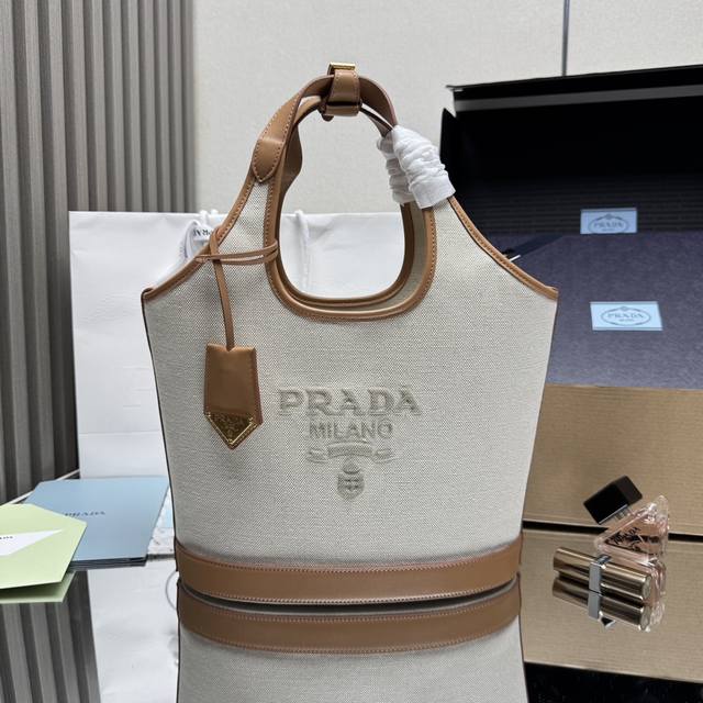 顶级原单 中号 专柜最新款亚麻帆布包1Bg471到货啦春夏秋冬通用最新款帆布手拎包正面标志性Logo图案配有一个小吊牌,配撞色牛皮和进口帆布设计显得格外时尚亚麻 顶级原单 中号 专柜最新款亚麻帆布包1Bg471到货啦春夏秋冬通用最新款帆布手拎包正面标志性Logo图案配有一个小吊牌,配撞色牛皮和进口帆布设计显得格外时尚亚麻