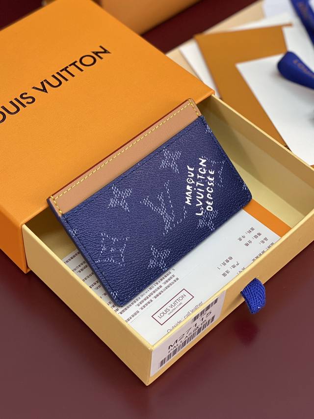 出厂价p M27115 丝印蓝色！卡片夹卡套 涂层帆布融八皮革镶边和硬笨风格、致意品牌于1980年代创作的设计！一个内夹层供放较大的卡片 两个外夹层可供放信用卡