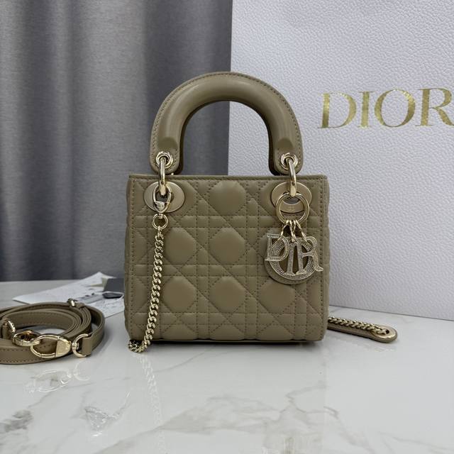 顶级原单三格奶茶杏-羊皮钻石扣戴妃包-编号: M0505 这款 Lady Dior 手袋集中体现了 Dior 对优雅和美丽的深刻洞见。采用奶茶杏色羊皮革精心制作 顶级原单三格奶茶杏-羊皮钻石扣戴妃包-编号: M0505 这款 Lady Dior 手袋集中体现了 Dior 对优雅和美丽的深刻洞见。采用奶茶杏色羊皮革精心制作