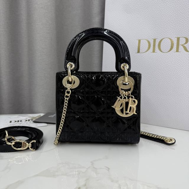 顶级原单三格黑色漆皮-金扣戴妃包-编号: M0505 这款 Lady Dior 手袋集中体现了 Dior 对优雅和美丽的深刻洞见。采用黑色漆皮牛皮革精心制作,以 顶级原单三格黑色漆皮-金扣戴妃包-编号: M0505 这款 Lady Dior 手袋集中体现了 Dior 对优雅和美丽的深刻洞见。采用黑色漆皮牛皮革精心制作,以