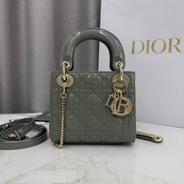 顶级原单三格岩石灰漆皮-金扣戴妃包-编号: M0505 这款 Lady Dior 手袋集中体现了 Dior 对优雅和美丽的深刻洞见。采用岩石灰漆皮牛皮革精心制作 顶级原单三格岩石灰漆皮-金扣戴妃包-编号: M0505 这款 Lady Dior 手袋集中体现了 Dior 对优雅和美丽的深刻洞见。采用岩石灰漆皮牛皮革精心制作