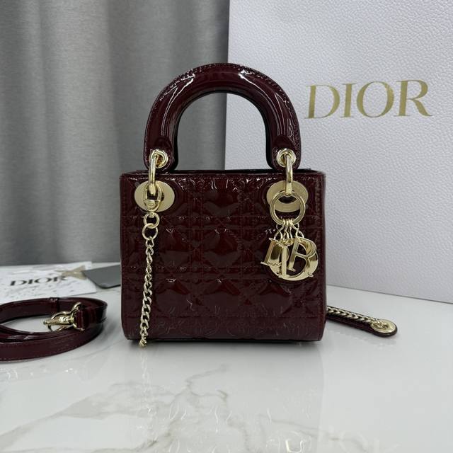 顶级原单三格酒红漆皮-金扣戴妃包-编号: M0505 这款 Lady Dior 手袋集中体现了 Dior 对优雅和美丽的深刻洞见。采用酒红漆皮牛皮革精心制作,以 顶级原单三格酒红漆皮-金扣戴妃包-编号: M0505 这款 Lady Dior 手袋集中体现了 Dior 对优雅和美丽的深刻洞见。采用酒红漆皮牛皮革精心制作,以