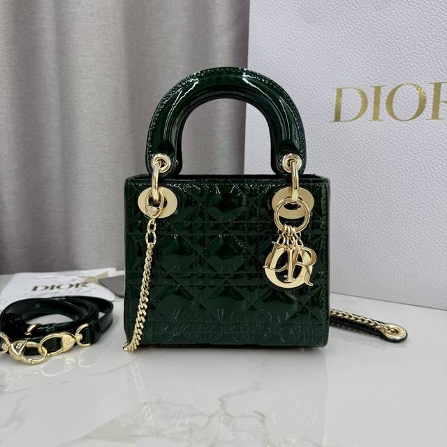 顶级原单三格绿色漆皮-金扣戴妃包-编号: M0505 这款 Lady Dior 手袋集中体现了 Dior 对优雅和美丽的深刻洞见。采用绿色漆皮牛皮革精心制作,以 顶级原单三格绿色漆皮-金扣戴妃包-编号: M0505 这款 Lady Dior 手袋集中体现了 Dior 对优雅和美丽的深刻洞见。采用绿色漆皮牛皮革精心制作,以