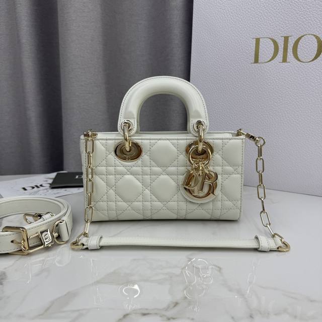 顶级原单这款 Lady D-Joy 手袋是二零二五秋冬成衣系列新品,凸显 Lady Dior 系列经典的简约美学,集中体现了 Dior 对典雅和美丽的深刻洞见。 顶级原单这款 Lady D-Joy 手袋是二零二五秋冬成衣系列新品,凸显 Lady Dior 系列经典的简约美学,集中体现了 Dior 对典雅和美丽的深刻洞见。