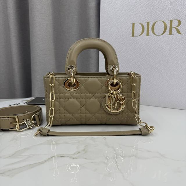 顶级原单这款 Lady D-Joy 手袋是二零二五秋冬成衣系列新品,凸显 Lady Dior 系列经典的简约美学,集中体现了 Dior 对典雅和美丽的深刻洞见。 顶级原单这款 Lady D-Joy 手袋是二零二五秋冬成衣系列新品,凸显 Lady Dior 系列经典的简约美学,集中体现了 Dior 对典雅和美丽的深刻洞见。
