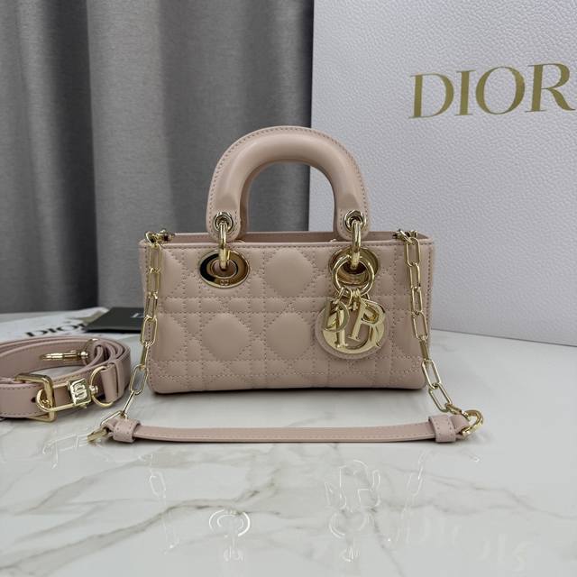 顶级原单这款 Lady D-Joy 手袋是二零二五秋冬成衣系列新品,凸显 Lady Dior 系列经典的简约美学,集中体现了 Dior 对典雅和美丽的深刻洞见。 顶级原单这款 Lady D-Joy 手袋是二零二五秋冬成衣系列新品,凸显 Lady Dior 系列经典的简约美学,集中体现了 Dior 对典雅和美丽的深刻洞见。