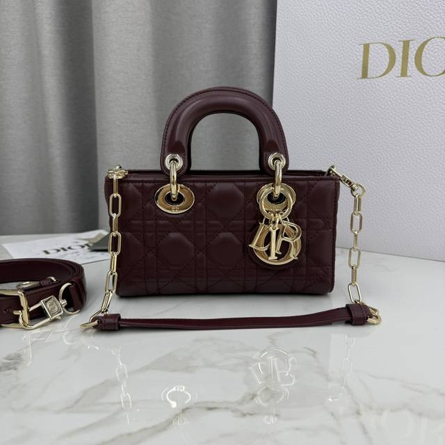 顶级原单这款 Lady D-Joy 手袋是二零二五秋冬成衣系列新品,凸显 Lady Dior 系列经典的简约美学,集中体现了 Dior 对典雅和美丽的深刻洞见。 顶级原单这款 Lady D-Joy 手袋是二零二五秋冬成衣系列新品,凸显 Lady Dior 系列经典的简约美学,集中体现了 Dior 对典雅和美丽的深刻洞见。