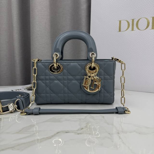 顶级原单这款 Lady D-Joy 手袋是二零二五秋冬成衣系列新品,凸显 Lady Dior 系列经典的简约美学,集中体现了 Dior 对典雅和美丽的深刻洞见。 顶级原单这款 Lady D-Joy 手袋是二零二五秋冬成衣系列新品,凸显 Lady Dior 系列经典的简约美学,集中体现了 Dior 对典雅和美丽的深刻洞见。