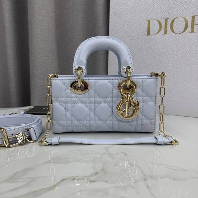 顶级原单这款 Lady D-Joy 手袋是二零二五秋冬成衣系列新品,凸显 Lady Dior 系列经典的简约美学,集中体现了 Dior 对典雅和美丽的深刻洞见。 顶级原单这款 Lady D-Joy 手袋是二零二五秋冬成衣系列新品,凸显 Lady Dior 系列经典的简约美学,集中体现了 Dior 对典雅和美丽的深刻洞见。