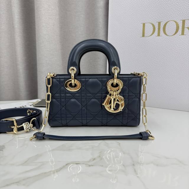 顶级原单这款 Lady D-Joy 手袋是二零二五秋冬成衣系列新品,凸显 Lady Dior 系列经典的简约美学,集中体现了 Dior 对典雅和美丽的深刻洞见。 顶级原单这款 Lady D-Joy 手袋是二零二五秋冬成衣系列新品,凸显 Lady Dior 系列经典的简约美学,集中体现了 Dior 对典雅和美丽的深刻洞见。