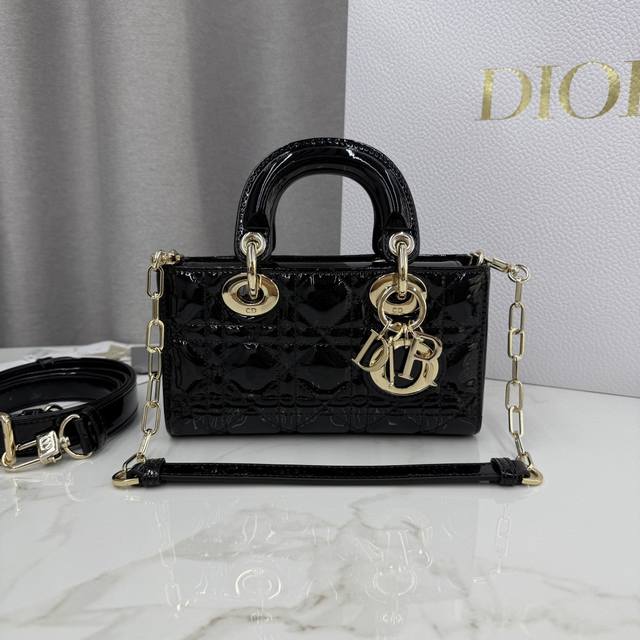 顶级原单这款 Lady D-Joy 手袋是二零二五秋冬成衣系列新品,凸显 Lady Dior 系列经典的简约美学,集中体现了 Dior 对典雅和美丽的深刻洞见。 顶级原单这款 Lady D-Joy 手袋是二零二五秋冬成衣系列新品,凸显 Lady Dior 系列经典的简约美学,集中体现了 Dior 对典雅和美丽的深刻洞见。