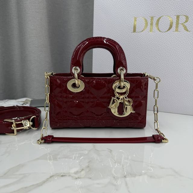 顶级原单这款 Lady D-Joy 手袋是二零二五秋冬成衣系列新品,凸显 Lady Dior 系列经典的简约美学,集中体现了 Dior 对典雅和美丽的深刻洞见。 顶级原单这款 Lady D-Joy 手袋是二零二五秋冬成衣系列新品,凸显 Lady Dior 系列经典的简约美学,集中体现了 Dior 对典雅和美丽的深刻洞见。