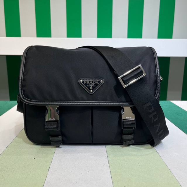 厂价 。 最高版本原厂皮顶级原单配专柜全套包装 男女可背的pradα盐系学院风邮差包 不愧是万年断货王 整体低调奢华又百搭 通勤包型可休闲可盐 复刻Invite