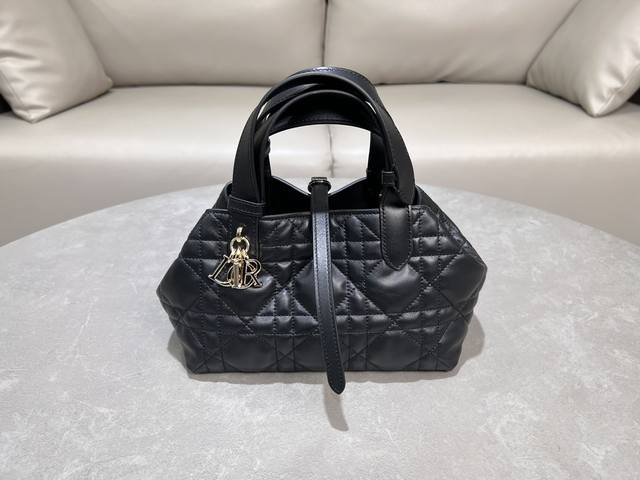 厂价 。 最高版本原厂皮顶级原单配专柜全套包装 小号Dior Toujours 手袋 这款 Dior Toujours 手袋于二零二三春夏系列发布秀精彩亮相,休 厂价 。 最高版本原厂皮顶级原单配专柜全套包装 小号Dior Toujours 手袋 这款 Dior Toujours 手袋于二零二三春夏系列发布秀精彩亮相,休