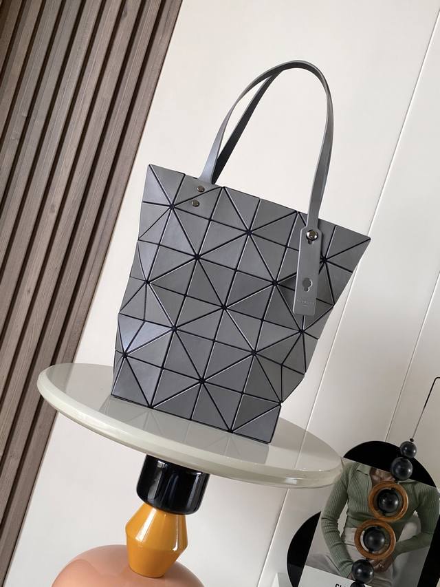 厂价 。 最高版本原厂皮顶级原单配专柜全套包装 Issey Miyake Bao Bao 尺寸: 34.5Cmx34.5Cmx11.5Cm 9月默默出了一款全新