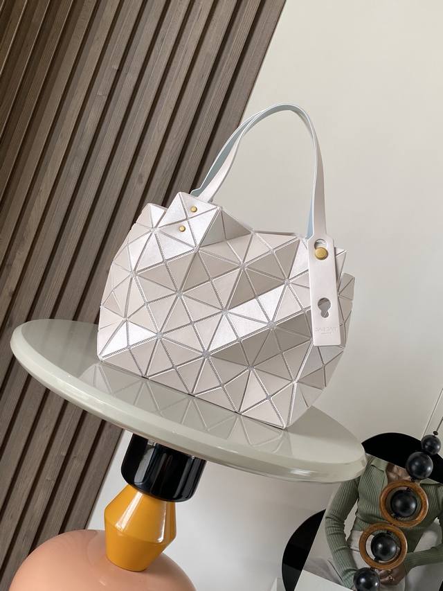 厂价 。 最高版本原厂皮顶级原单配专柜全套包装 Issey Miyake Bao Bao 尺寸: 23Cm23Cm11.5Cm 三宅一生Carat钻石包，缤纷的