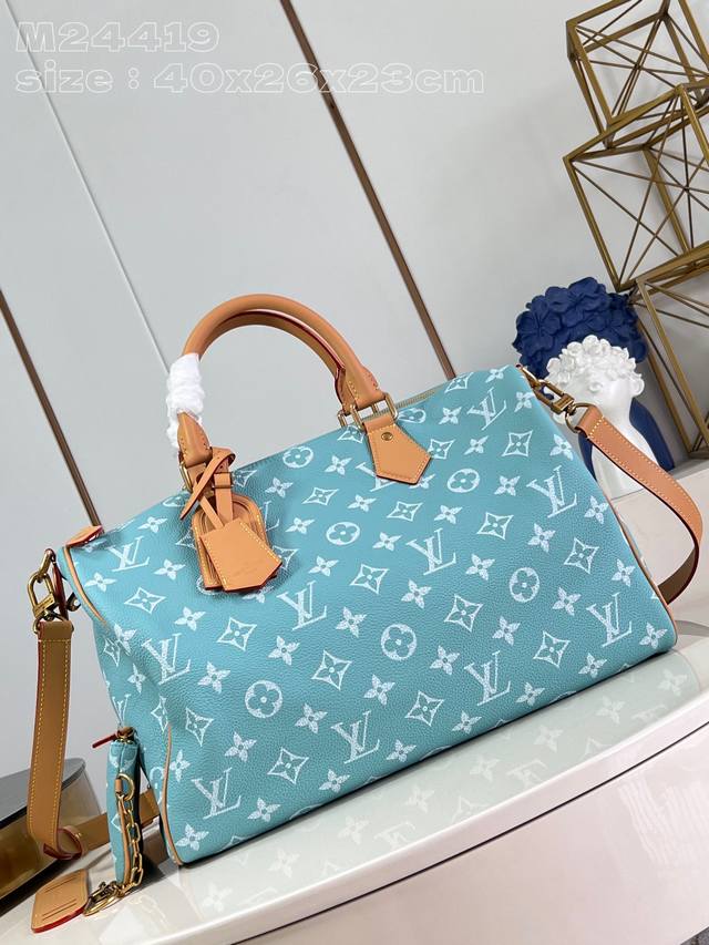 M24419浅兰 本款 Speedy p10 BandoulièRe 40 Monogram Leather 手袋为柔软粒面牛皮革包裹羊皮革内衬，以丝印 Mon