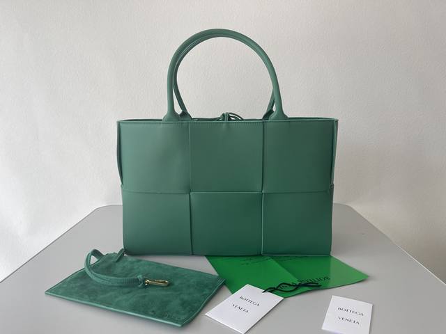 超大矩形托特包 传统编织元素，Intrecciato编织羊皮双色拼皮革托特手袋，内配小卡包，内有可连接扣环，全包采用小羊皮手工编织而成。 Size：38*25*