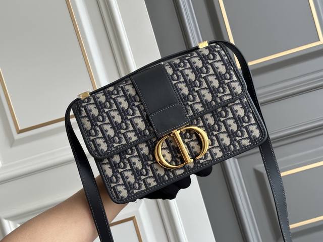 双十一活动价: 原价 全新货 蒙田大号Dior Oblique蓝色缇花30 皮肩带 特价商品不退不换 Size: 24178Cm 双十一活动价: 原价 全新货 蒙田大号Dior Oblique蓝色缇花30 皮肩带 特价商品不退不换 Size: 24178Cm