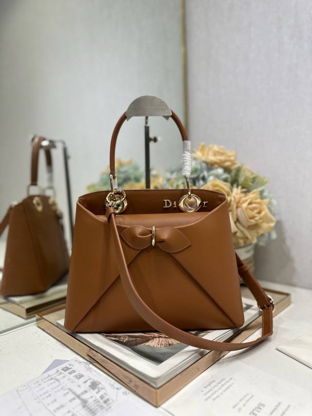 正品级 Dior 2026 春夏新品#蝴蝶结手提包 棕色 新设计的轮廓与造型,配色 丰富,适配多人!在夸张与优雅之间恰到好处!它的设计灵感源于迪奥先生设计的 C 正品级 Dior 2026 春夏新品#蝴蝶结手提包 棕色 新设计的轮廓与造型,配色 丰富,适配多人!在夸张与优雅之间恰到好处!它的设计灵感源于迪奥先生设计的 C