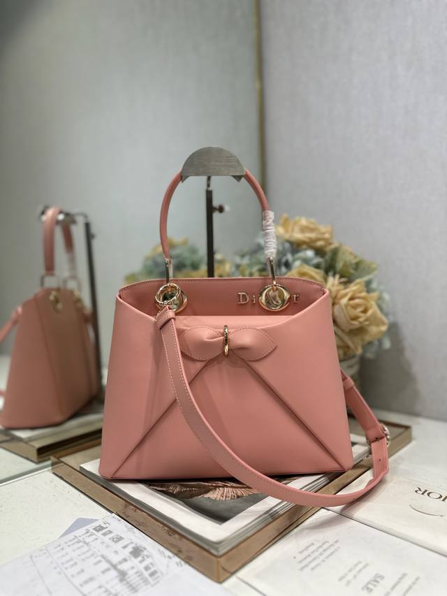 正品级 Dior 2026 春夏新品#蝴蝶结手提包 粉色 新设计的轮廓与造型，配色 丰富，适配多人！在夸张与优雅之间恰到好处！它的设计灵感源于迪奥先生设计的 C