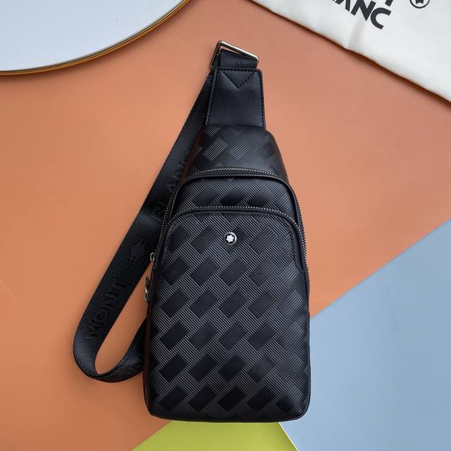 原单高品质，万宝龙男仕休闲胸包爆款 专柜同步，原版进囗头层牛皮，高端G麦！ 意大利原版牛皮搭配.欢迎对比高雅的造型，秉承严谨考究的工艺，精美耐用 男人用的包，品