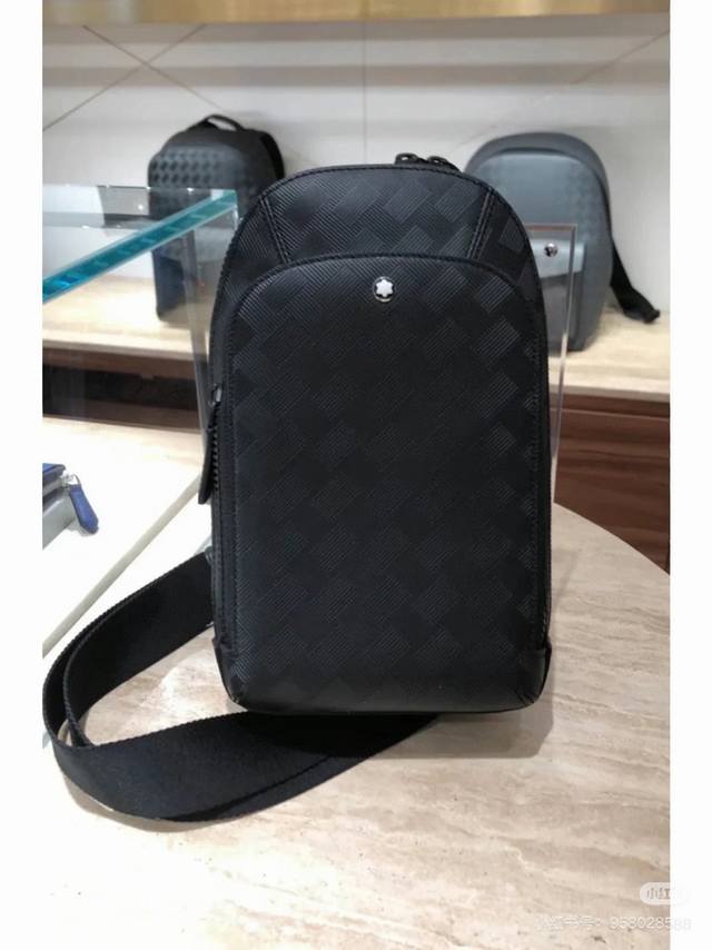 原单高品质，万宝龙男仕休闲胸包爆款 专柜同步，原版进囗头层牛皮，高端G麦！ 意大利原版牛皮搭配.欢迎对比高雅的造型，秉承严谨考究的工艺，精美耐用 男人用的包，品