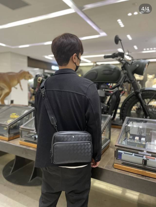 万宝龙男包 斜挎包 高级定制 顶级品质，顶级进口专用牛皮，名师设计，资深裁缝立体剪裁完美版型上手效果极佳设计理念独特，献给绅士的你。独家货源。实物拍摄．触手可及