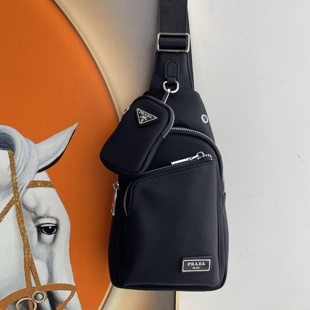 普拉达最新款式，男士胸包原单品质 采用进口尼龙布材质轻便，舒适，质感柔滑，手感细腻 高贵五金 低调奢华有内涵 时尚休闲帅气 方便实用，怎么看都是那么酷帅美，走在