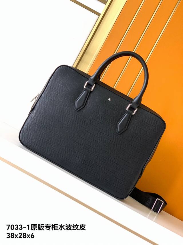 公文包型号：7033-1#原版专柜水波纹头层牛皮 #顶级原单货万宝龙新款公事包，光泽好上档次，高纤维布裡，专柜五金配件，质量超赞。尺寸：38X28X6--