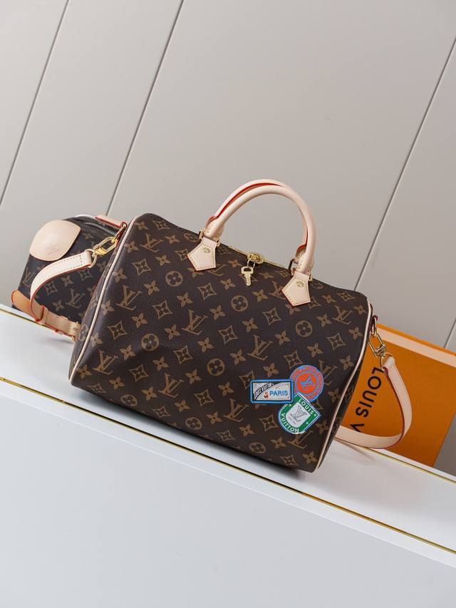 动态163C01芯片 p2500老花30顶级原单 独家背景实拍 Speedy 系列手袋原为 1930 年代的旅行者而设计，其名源于当时高速发展的捷运系统。此款