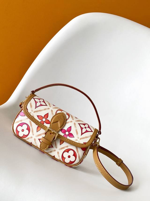 顶级原单M83621 新彩色 迷你法棍 本款 Nano Diane 手袋出自 Lv By The pool 夏日系列,将 Diane 手袋浓缩为袖珍版本。涂层帆 顶级原单M83621 新彩色 迷你法棍 本款 Nano Diane 手袋出自 Lv By The pool 夏日系列,将 Diane 手袋浓缩为袖珍版本。涂层帆