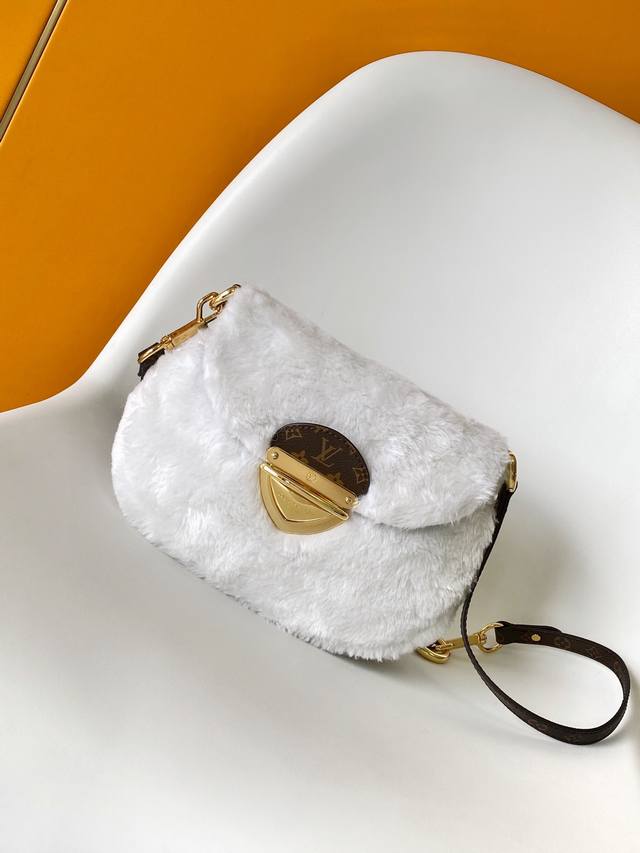 M12097 动态变码 本款 Sunset 手袋取材柔软羊毛皮,以别致设计道出 Lv Ski Cozygram 系列主旨。莹泽金属件和 Monogram 细节定 M12097 动态变码 本款 Sunset 手袋取材柔软羊毛皮,以别致设计道出 Lv Ski Cozygram 系列主旨。莹泽金属件和 Monogram 细节定