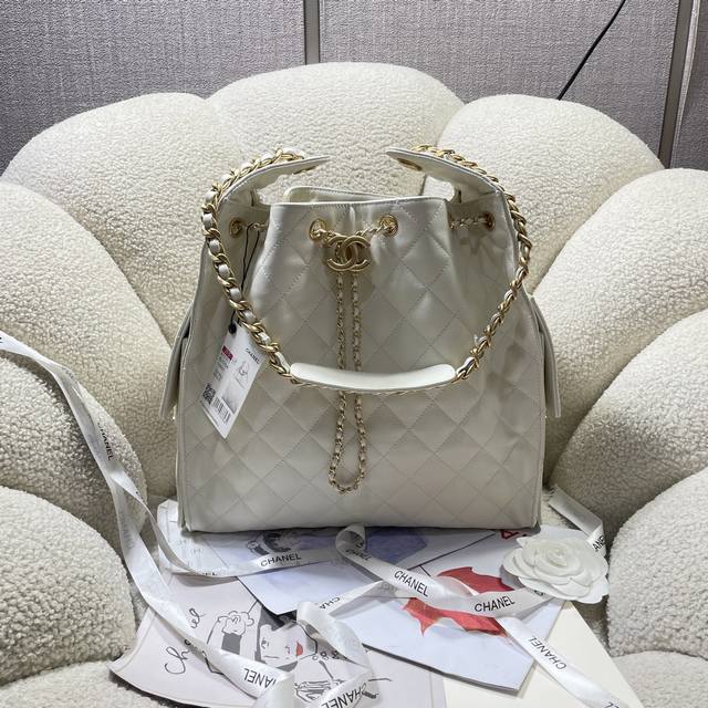 早春走秀系列 尺寸：40*30*15 大号 25C 早春秀款来了 想不到24年夏天才刚开始 25年的款就迫不及待要来了 这个购物袋别叫特别的是采用磨砂皮材质 单