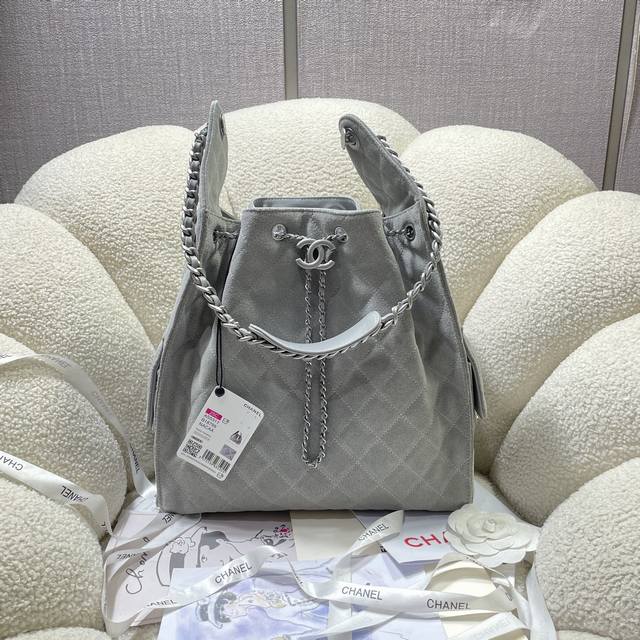 早春走秀系列 尺寸：40*30*15 大号 25C 早春秀款来了 想不到24年夏天才刚开始 25年的款就迫不及待要来了 这个购物袋别叫特别的是采用磨砂皮材质 单