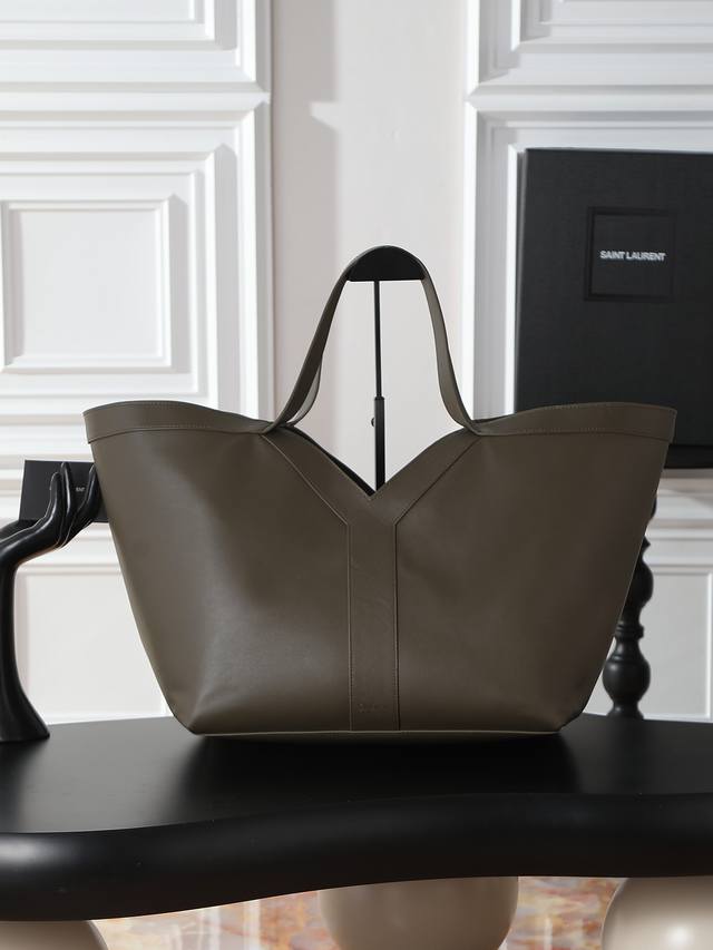 绿色 原厂皮 24Ss 新款购物袋 艺术与个性的独特融合，Y家总是眼光独到，深得时尚顶流的心，Y字牛皮的设计让人眼前一亮，给人一种随性慵懒、充满个性的感觉。超大