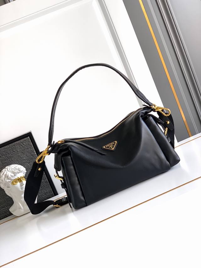 新款探索包 这款探索包采用进口植柔羊皮，具有柔软的轮廓和多个口袋。轻质实用的Re-Nylon强调了设计的多功能风格，而皮革细节和标志性点缀则反映了p家的手工传统