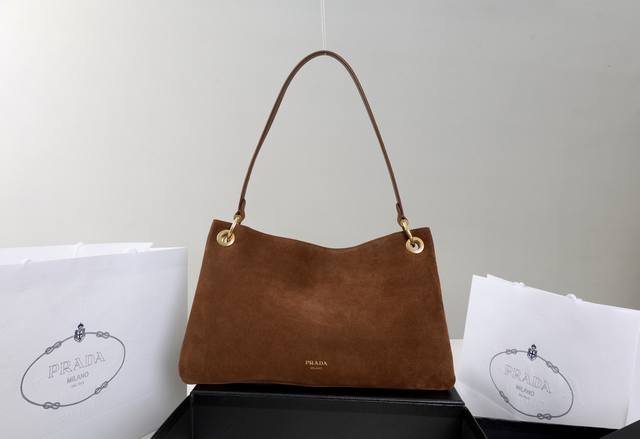 真皮磨砂 简介:Etude大号绒面皮革托特包单肩包 普拉达体现了现代的精致,融合了永恒的意大利工艺和创新精神。Etude Large肩包由柔软的麂皮制成,具有精 真皮磨砂 简介:Etude大号绒面皮革托特包单肩包 普拉达体现了现代的精致,融合了永恒的意大利工艺和创新精神。Etude Large肩包由柔软的麂皮制成,具有精