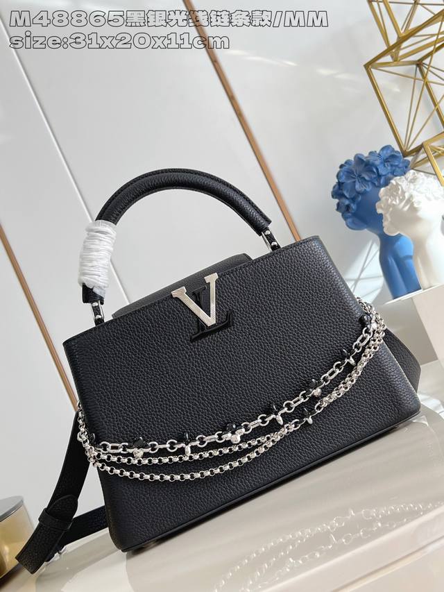 出厂价p 顶级原单 M48865黑银光线链条款 中号 這款現代版Capucines Mm以雋永黑色Taurillon皮革打造,配上以珠寶為靈感的Infinity 出厂价p 顶级原单 M48865黑银光线链条款 中号 這款現代版Capucines Mm以雋永黑色Taurillon皮革打造,配上以珠寶為靈感的Infinity