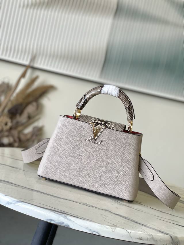 出厂价p 特级原厂皮 N48865 灰色蛇纹小号 包身为粒面Taurillon皮革,搭盖、顶部手柄与Lv字母标识为蟒皮材质,此款Capucines迷你手袋质感奢 出厂价p 特级原厂皮 N48865 灰色蛇纹小号 包身为粒面Taurillon皮革,搭盖、顶部手柄与Lv字母标识为蟒皮材质,此款Capucines迷你手袋质感奢