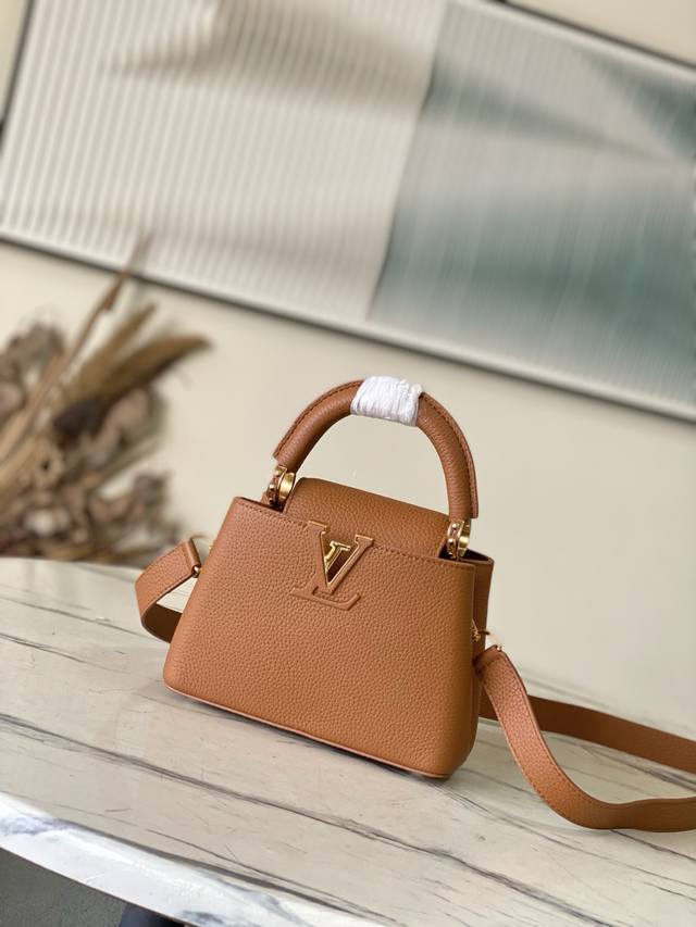 出厂价p 特级原厂皮 M25089 棕色迷你 Capucines系列手袋诞生于2013年,以1854年路易威登初次开设门店的巴黎街道命名。此款Capucines 出厂价p 特级原厂皮 M25089 棕色迷你 Capucines系列手袋诞生于2013年,以1854年路易威登初次开设门店的巴黎街道命名。此款Capucines